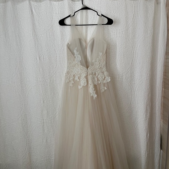 Enzoani Beautiful Bridal BT17-12 Wedding Gown size 4 - Picture 9 of 16